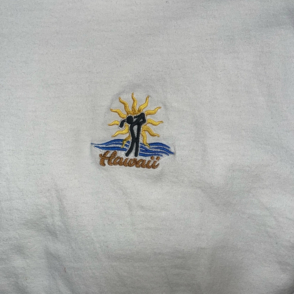 Hawaii “golfing person” white t shirt ⛳️😎 - Picture 2 of 3